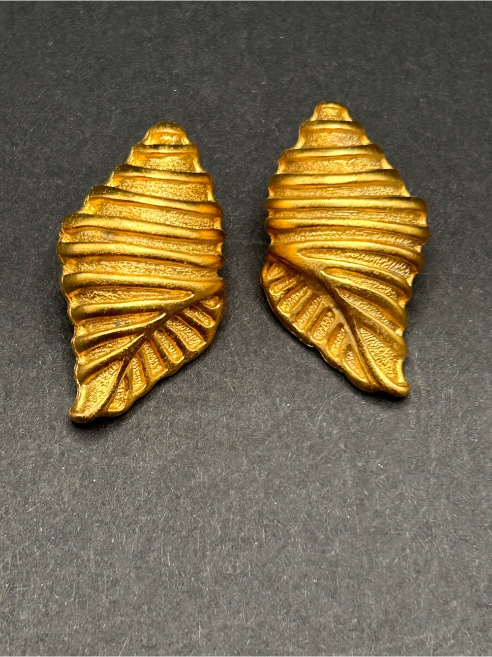 VTG Matte Gold Seashell Textured Post Back Earrings 1.25”